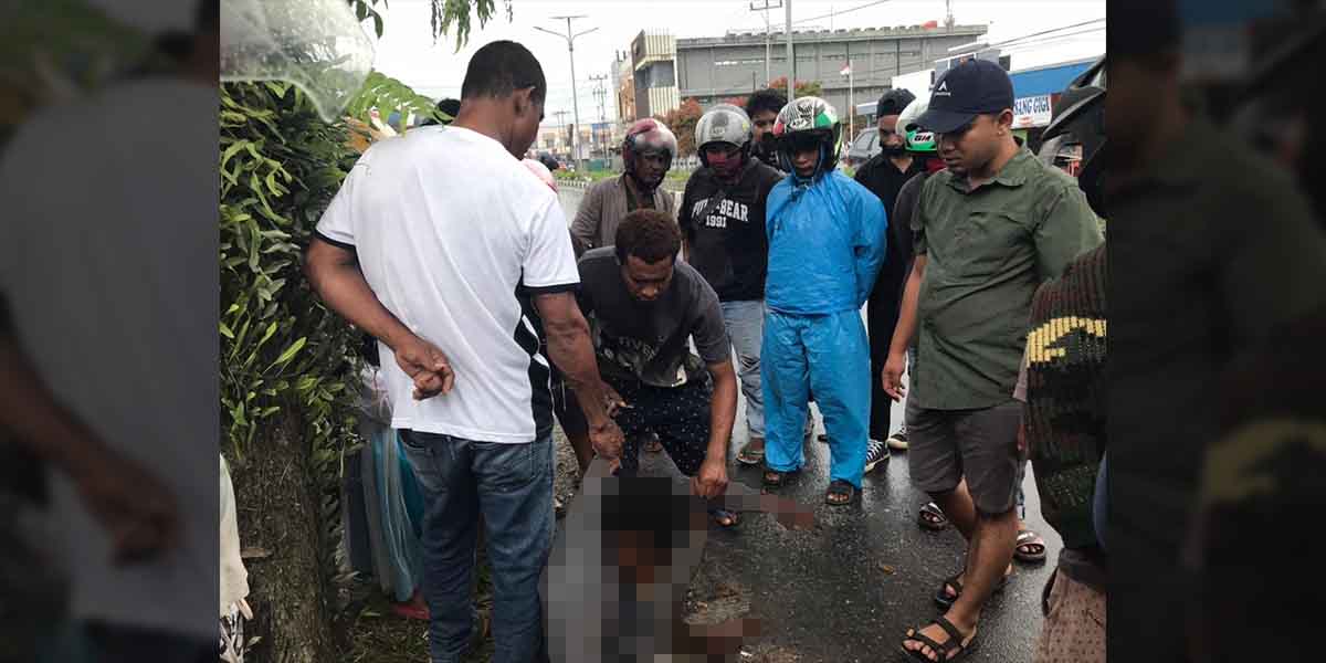 AG diinterogasi warga setelah kepergok mengendarai motor curian di Jalan Hasanuddin, Rabu (21/7/2021). Foto: Anti Patabang/Papua60detik